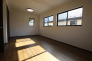 間仕切りで２部屋になります約１０．５帖の洋室です。